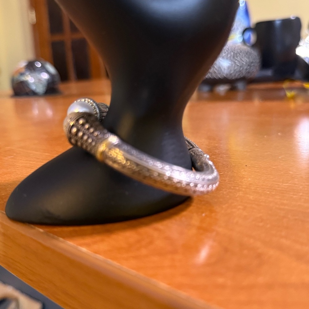 Temporary Sale!!!!!!
Elegant Silver and Gold Pearl Cuff Bracelet - Picture 9 of 10
